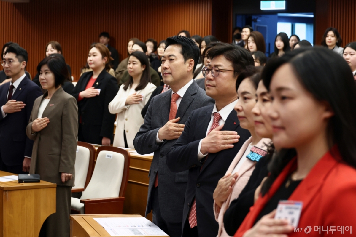 (서울=뉴스1) 이승배 기자 = 장동혁 국민의힘 대표와 서명옥 중앙여성위원장이 23일 서울 여의도 국회박물관에서 열린 중앙차세대여성위원회 발대식에서 국민의례를 하고 있다. (공동취재) 2026.3.23/뉴스1 Copyright © 뉴스1. All rights reserved. 무단 전재 및 재배포, AI학습 이용 금지. /사진=(서울=뉴스1) 이승배 기자