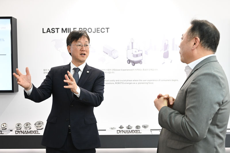 이민근 안산시장(왼쪽)이 지난 20일 서울 로보티즈 본사를 방문, 기업 투자 유치를 위해 안산시의 로봇 산업 인프라에 대해 소개하고 있다./사진제공=안산시