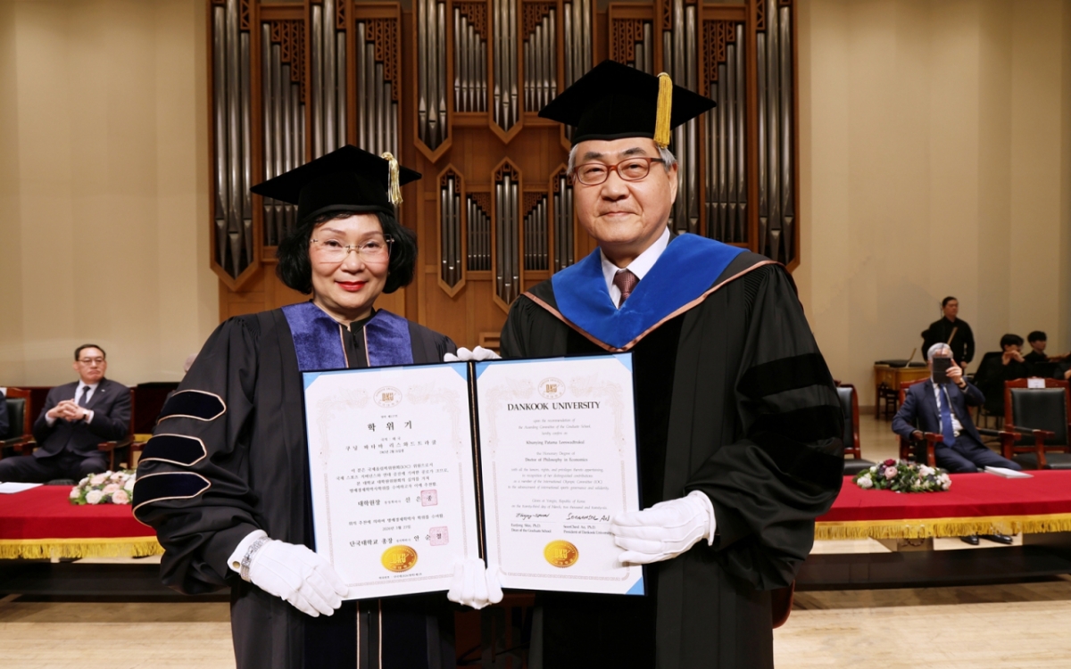 안순철 단국대 총장과 쿠닝 파타마 리스와드트라쿨 IOC 위원이 명예박사 학위 수여식 후 기념촬영하고 있다./사진제공=단국대