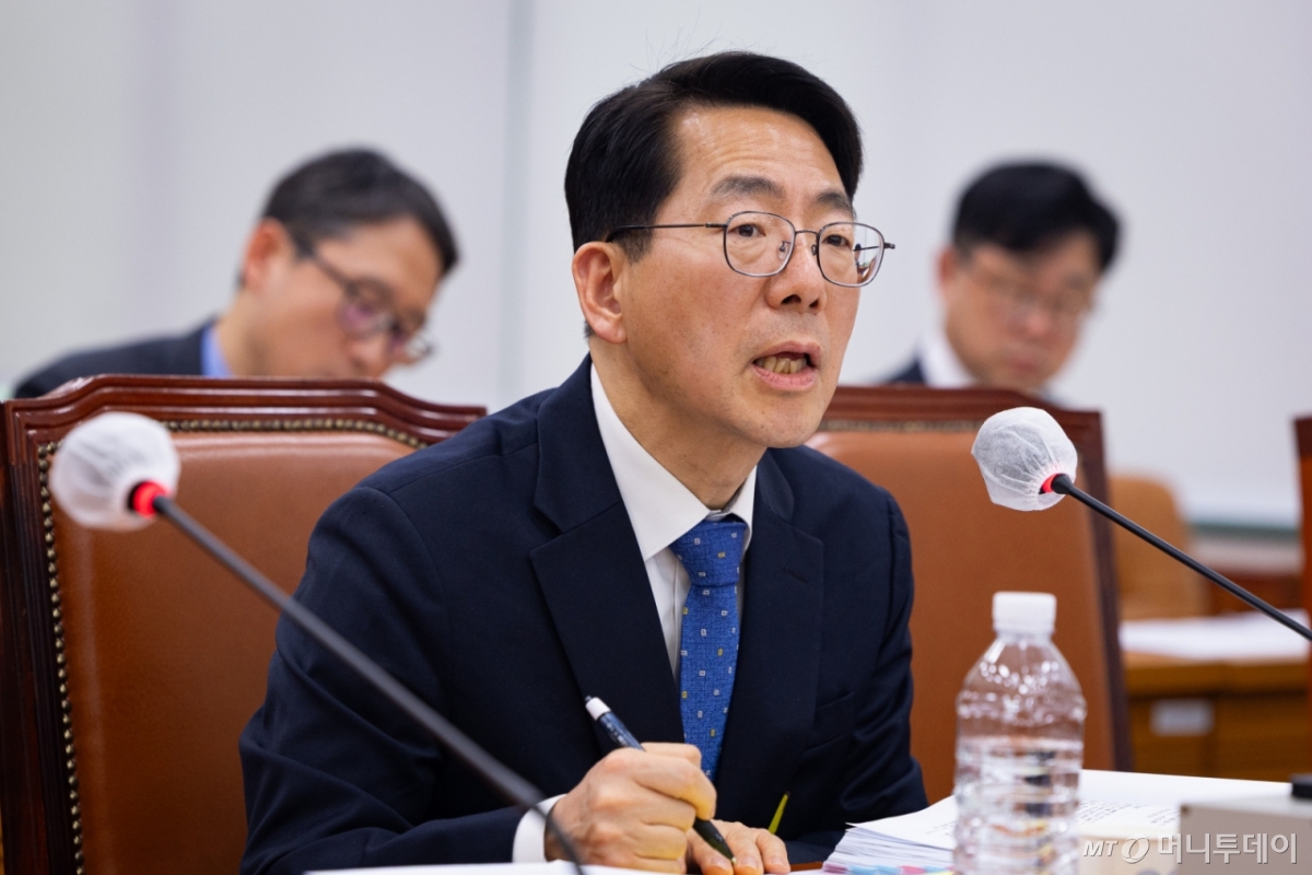 황종우 해양수산부 장관 후보자가 23일 서울 여의도 국회에서 열린 인사청문회에 출석해 의원 질의에 답하고 있다./사진=뉴스1.