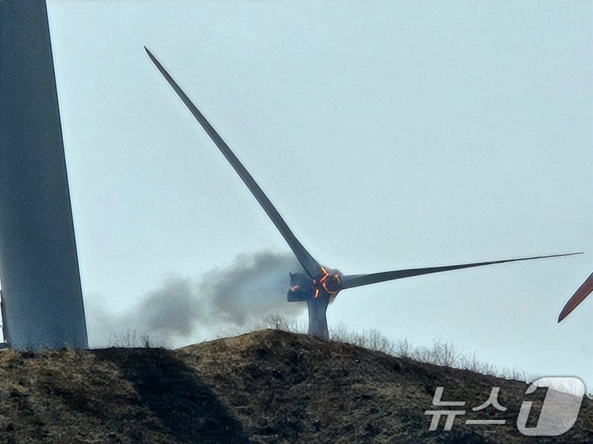 경북 영덕의 한 풍력발전단지에서 수리 작업 중이던 발전기에 불이 나 사망자가 발생했다. 사진은 사고 현장에서 진화작업을 벌이고 있는 모습./사진=뉴스1(영덕군제공)