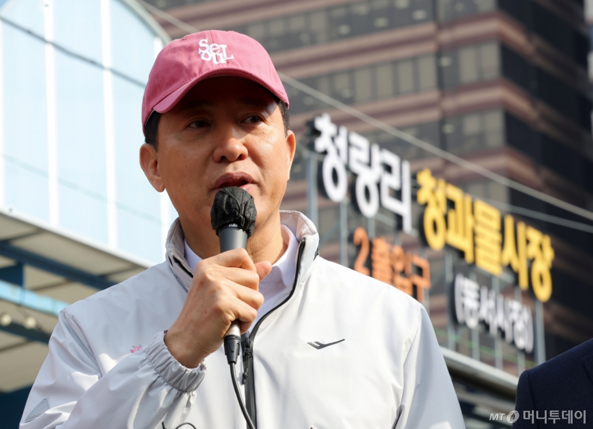 오세훈 서울시장이 23일 오후 청량리 일대 전통시장 혁신사업을 위해 서울 동대문구 청량리종합시장을 방문해 발언하고 있다. 2026.03.23./사진제공=뉴시스