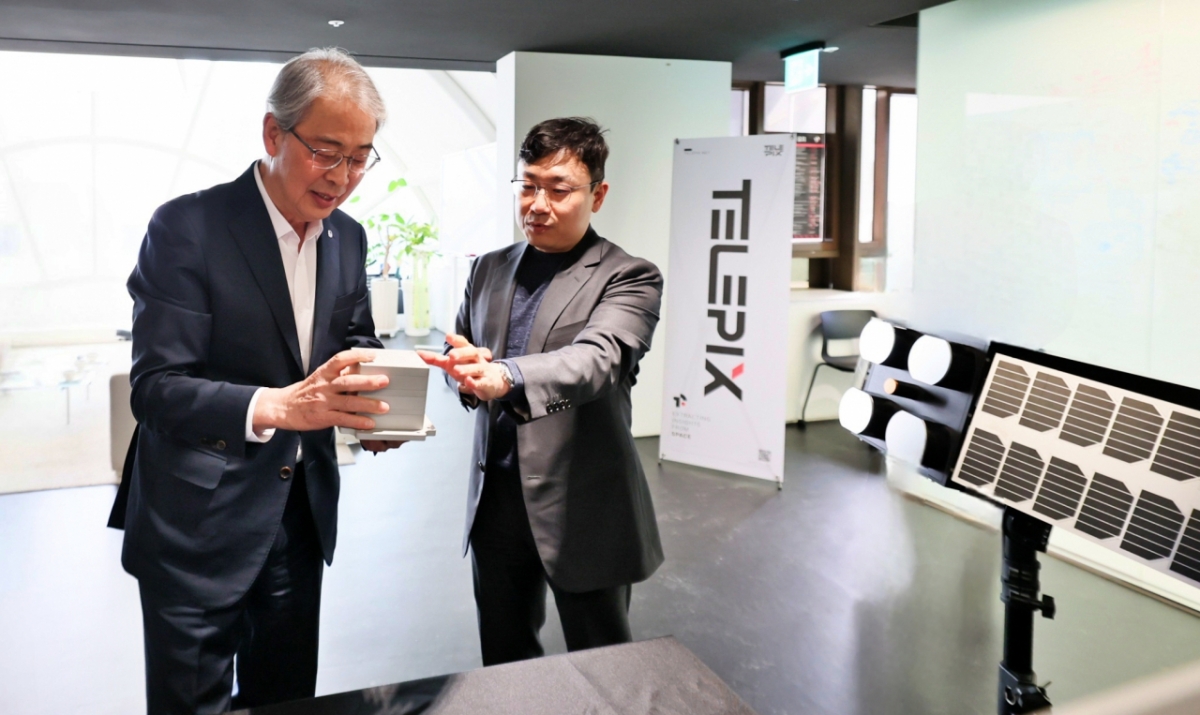 임종룡 우리금융그룹 회장(왼쪽)이 23일 서울 여의도 텔레픽스 본사에서 조성익 대표(오른쪽)에게 제품 설명을 듣고 있다. /사진제공=우리금융