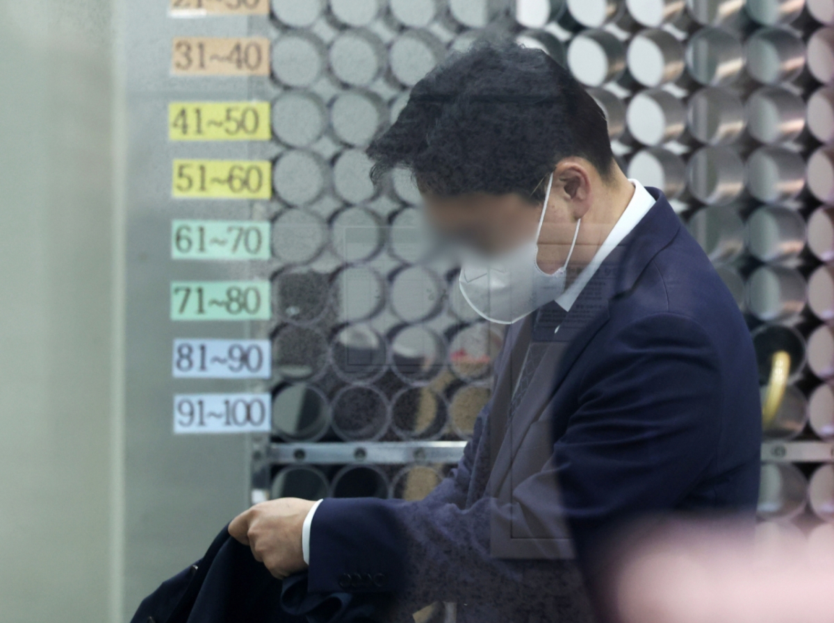 변호사에게 금품을 받고 '재판 거래'에 가담했다는 의혹을 받는 김모 부장판사가 23일 오후 서울 서초구 중앙지방법원에서 열린 특정범죄 가중처벌 등에 관한 법률 위반(뇌물수수) 혐의 구속 전 피의자 심문(영장실질심사)에 출석하고 있다./사진=뉴시스