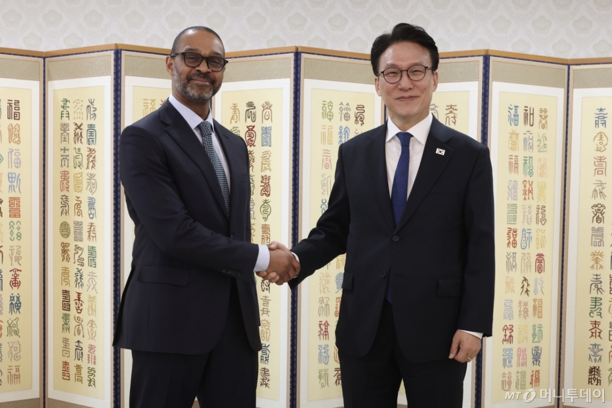 김민석 국무총리가 23일 서울 종로구 정부서울청사에서 마이클 해리스 뉴욕증권거래소 부회장과 접견하고 있다./사진=뉴시스