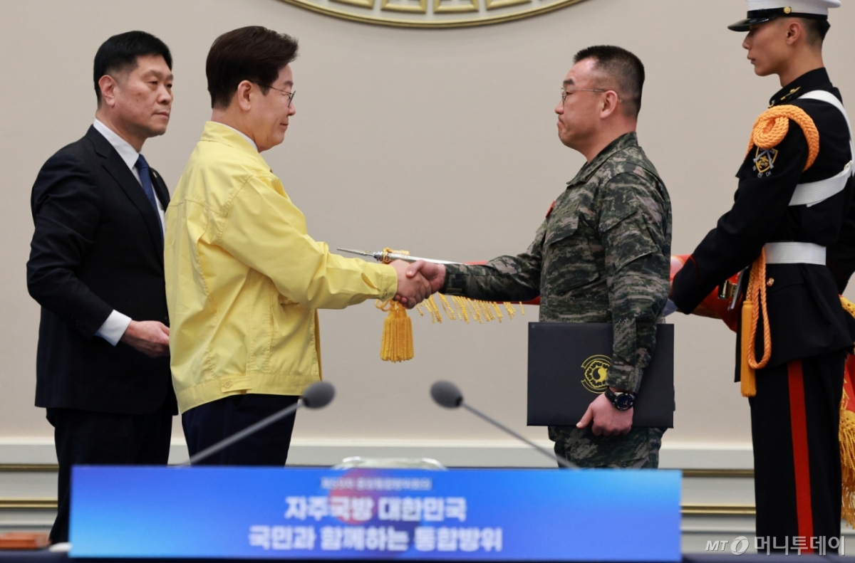 (서울=뉴스1) 이재명 기자 = 이재명 대통령이 23일 청와대에서 열린 제59차 중앙통합방위회의에서 해병대 제6여단에 대통령 단체표창을 수여한 뒤 김지영 부여단장과 악수하고 있다. 2026.3.23/뉴스1  Copyright © 뉴스1. All rights reserved. 무단 전재 및 재배포,  AI학습 이용 금지. /사진=(서울=뉴스1) 이재명 기자