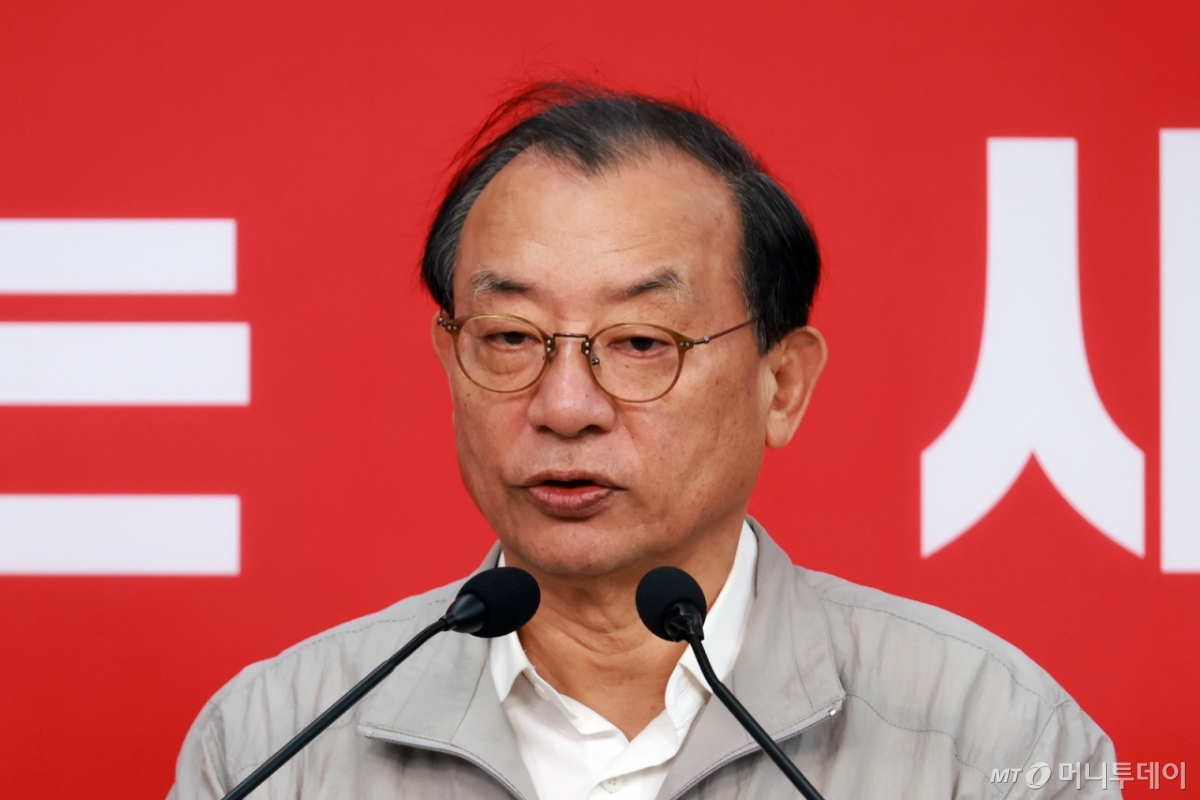 [서울=뉴시스] 고승민 기자 = 이정현 국민의힘 공천관리위원장이 22일 서울 여의도 당사에서 대구시장 경선후보 관련 브리핑을 하고 있다. 2026.03.22. kkssmm99@newsis.com /사진=고승민