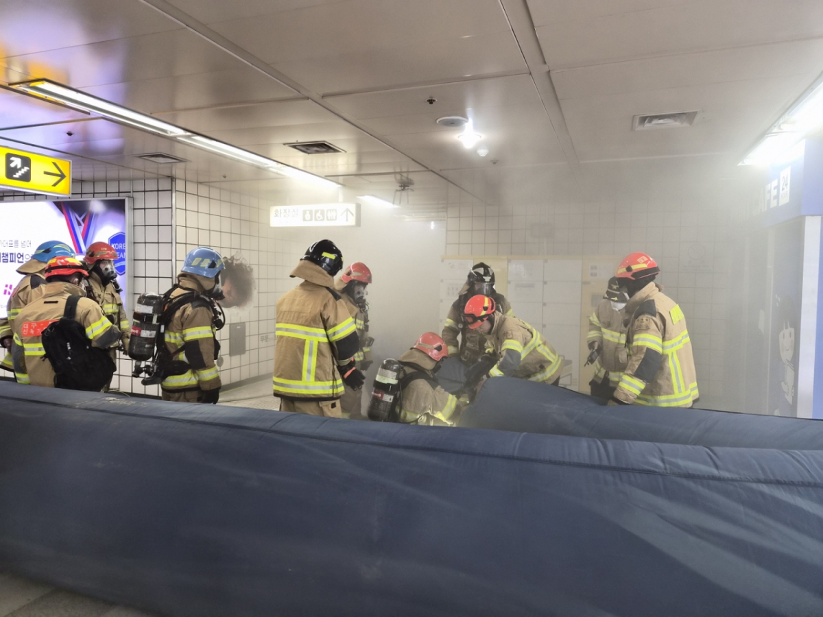 23일 오후 12시5분쯤 대구 달서구 도시철도 1호선 진천역 환기실에서 냉각탑 절단 작업 중 불꽃이 플라스틱 충전제에 옮겨붙은 것으로 추정되는 화재가 발생했다./사진=대구소방안전본부 제공