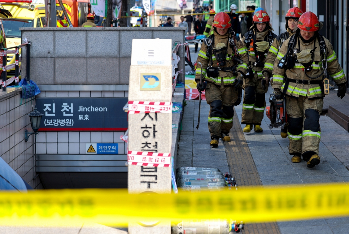 23일 오후 12시5분쯤 대구 달서구 도시철도 1호선 진천역 환기실에서 냉각탑 절단 작업 중 불꽃이 플라스틱 충전제에 옮겨붙은 것으로 추정되는 화재가 발생했다./사진=대구소방안전본부 제공