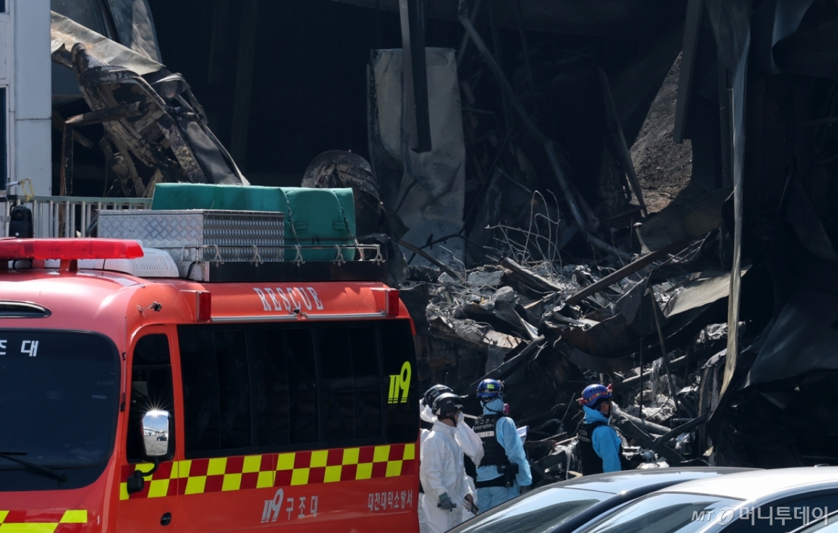74명의 인명피해가 발생한 대전 안전공업 화재와 관련해 23일 경찰과 소방, 고용노동부와 국립과학수사원 등 관계 기관이 합동 감식을 하고 있다./사진=뉴스1.