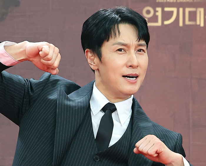 아이돌그룹 신화 김동완과 악연을 폭로한 전 매니저가 김동완을 향해 "가만히 있으라"고 경고했다. 앞서 김동완은 매니저 폭로에 대해 법적 대응을 예고한 바 있다. /사진=뉴스1