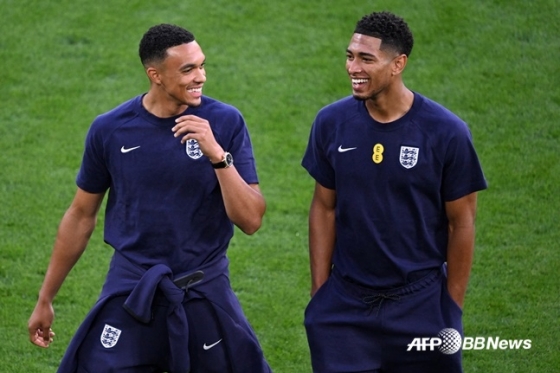 트렌트 알렉산더-아놀드(왼쪽)와 주드 벨링엄. /AFPBBNews=뉴스1