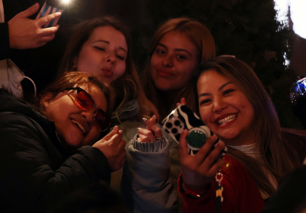 방탄소년단(BTS) 팬들이 지난 21일 서울 종로구 광화문광장에서 열린 'BTS 컴백 라이브: 아리랑(ARIRANG)' 공연이 끝난 뒤 기념촬영을 하고 있다. /사진=뉴시스 