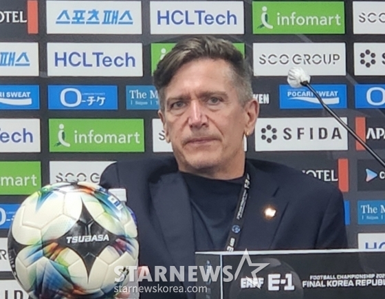 한일전이 끝난 뒤 취재진 질문에 답하는 닐스 닐센 일본 여자대표팀 감독. /사진=박건도 기자