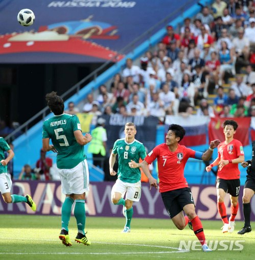 손흥민(오른쪽). /사진=뉴시스