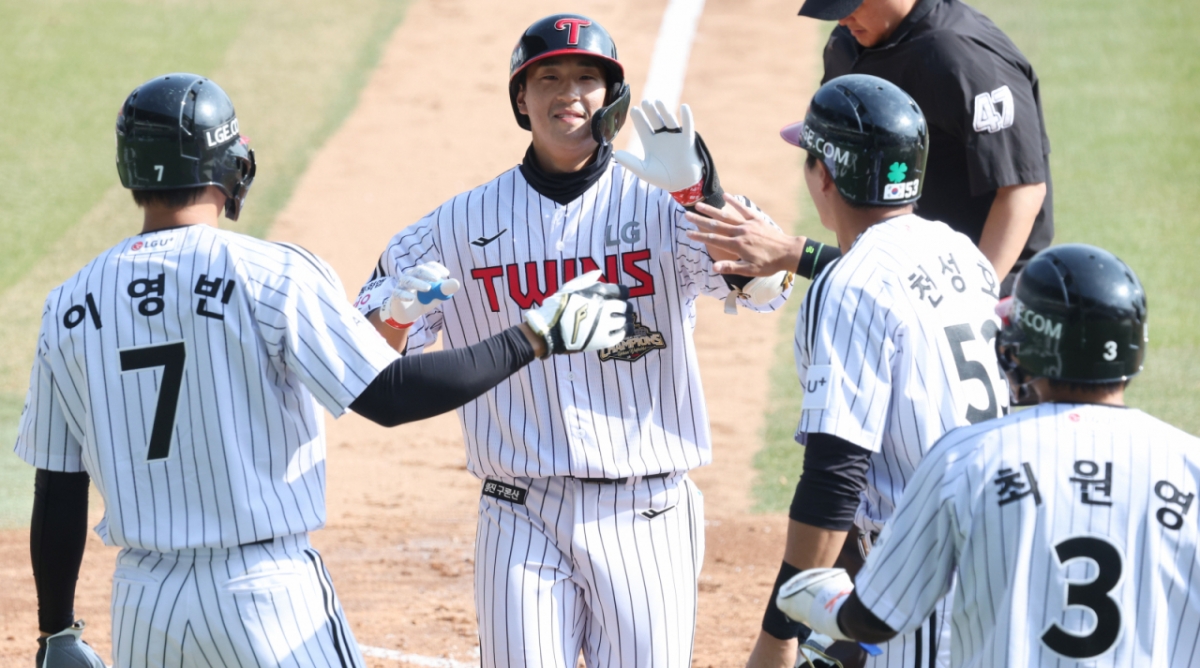 2026 신한 SOL Bank KBO리그 시범경기 LG 트윈스 대 키움 히어로즈 경기가 23일 서울 잠실야구장에서 열렸다.  LG 송찬의가 8회말 2사 만루에서 만루 홈런을 날리고 홈인하고 있다. /사진=김진경 대기자