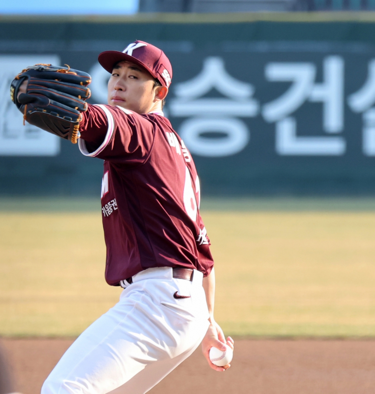 키움 우완투수 배동현이 22일 랜더스필드에서 열린 1016 프로야구 시범경기 SSG랜더스와 키움히어로즈의 경기에서 선발로 나서 역투하고 있다.  2026.03.22.  인천 ｜ 강영조기자 /사진=강영조 cameratalks@
