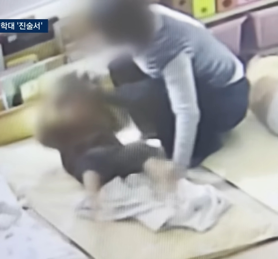 국회 어린이집 교사가 아동 머리채를 잡고 일으키는 모습. /사진=JTBC 방송화면 캡처 