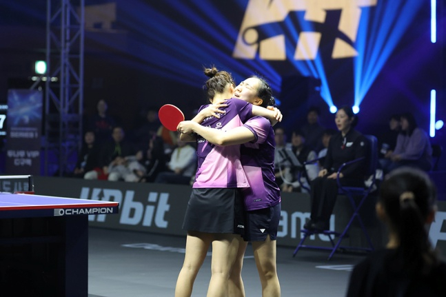 2026 두나무 프로탁구리그 시리즈1 여자 복식 우승조 양하은-지은채가 기뻐하고 있다. /사진=프로탁구연맹 제공