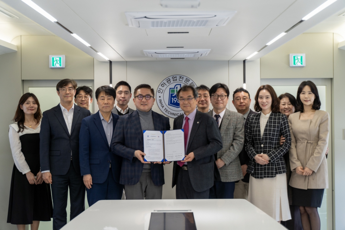 인하공전과 YBM 관계자들이 업무협약 후 기념촬영하고 있다./사진제공=인하공전