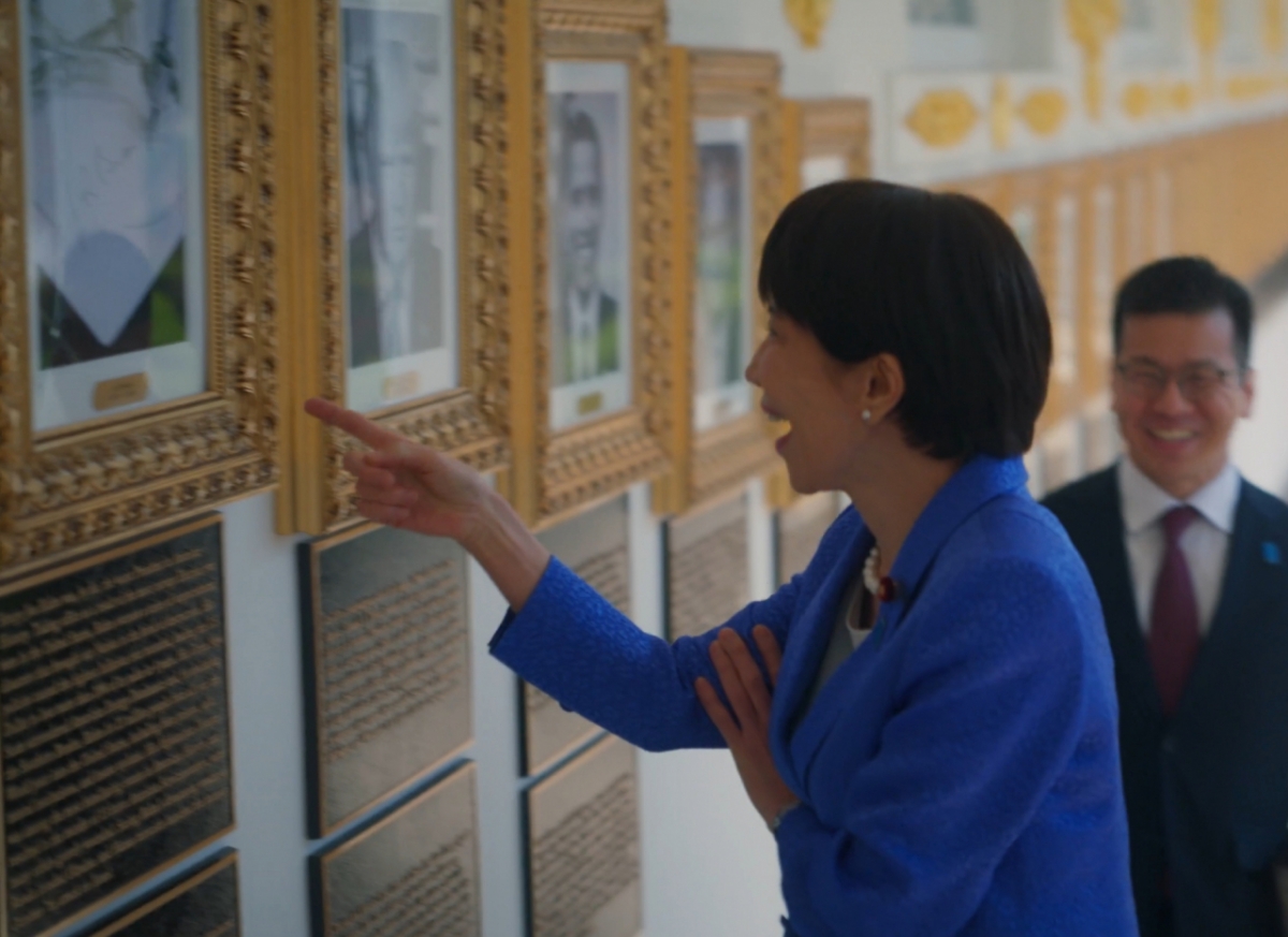 다카이치 총리가 조 바이든 전 미국 대통령 초상화 자리에 '오토펜' 사진이 걸린 걸 보고 폭소하고 있다. /사진=백악관 X 갈무리 