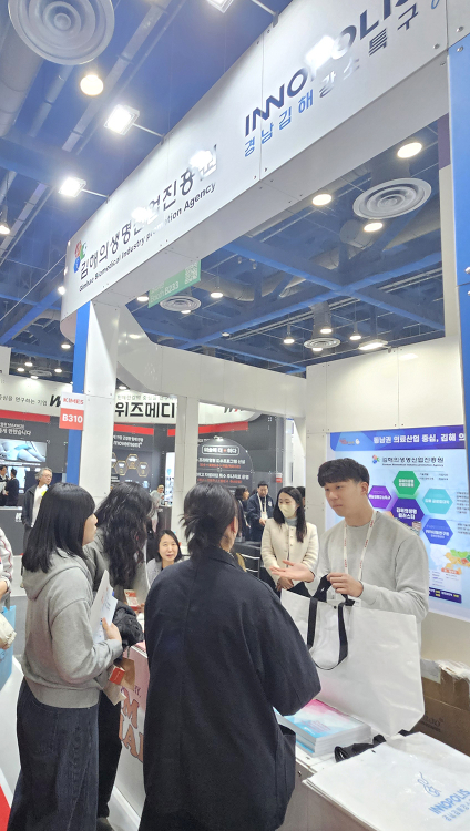 인제대 경남김해강소특구 관계자가 'KIMES 2026'서 특구 내 의생명 의료기기 기업의 기술을 소개하고 있다./사진제공=인제대