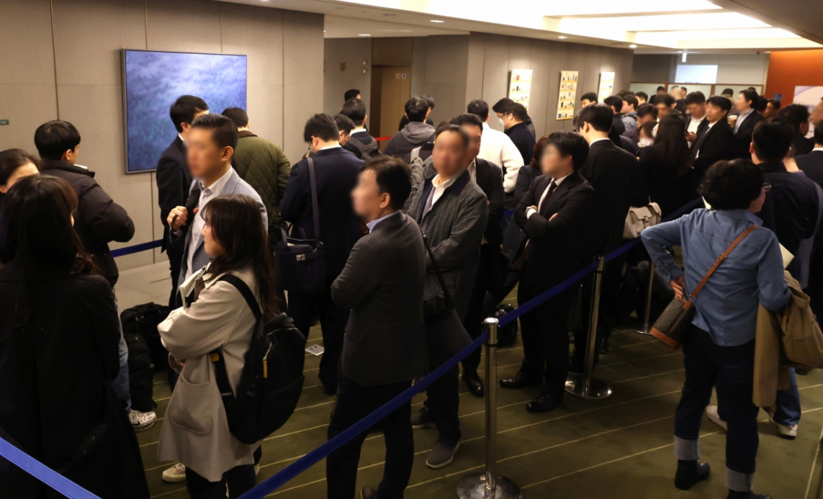 24일 오전 서울 중구 코리아나호텔에서 열린 제 52기 고려아연 정기 주주총회에서 주주들이 입장을 기다리고 있다 /사진=뉴시스 