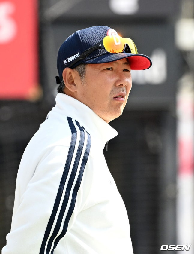 김원형 두산 감독이 23일 KT와 시범경기를 앞두고 선수들을 바라보고 있다. /사진=OSEN