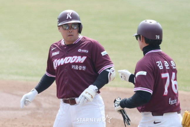 안치홍(왼쪽). /사진=김진경 대기자