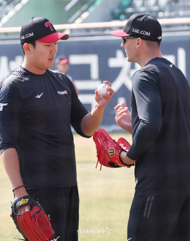 손주영(왼쪽)과 톨허스트가 대화를 나누고 있다. /사진=김진경 대기자
