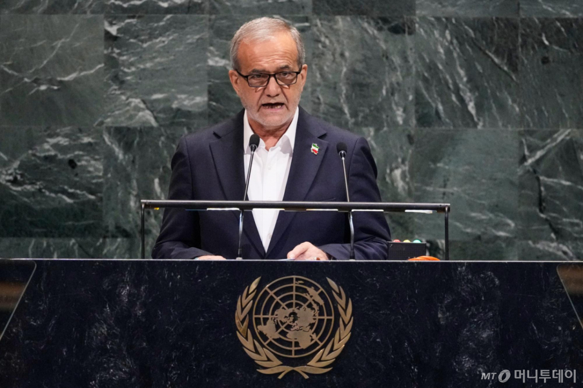 [뉴욕=AP/뉴시스] 마수드 페제시키안 이란 대통령이 24일(현지 시간) 뉴욕에서 열린 제80차 유엔총회에서 연설하고 있다. 페제시키안 대통령은 연설에서 이란은 핵무기를 개발한 적도 없고, 앞으로도 그럴 의도가 없다고 선언했다. 2025.09.25. /사진=권성근