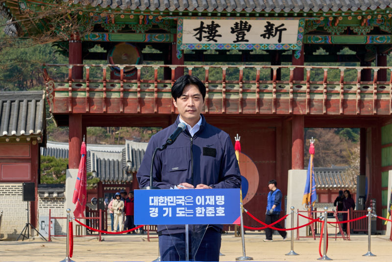 한준호 후보가 화성행궁광장 신풍루 앞에서 2차 비전선포를 하고 있다./사진제공=한준호 후보 캠프
