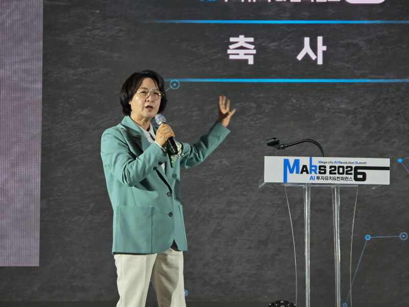 추미애 민주당 경기지사 후보가 깜짝 축사로 나서 화성시의 도전을 응원하겠다고 밝혔다./사진=이민호기자