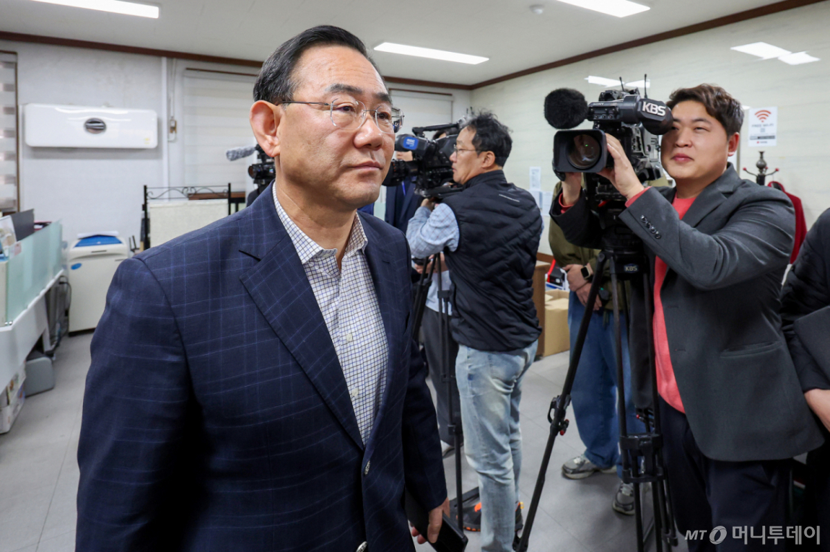[대구=뉴시스] 이무열 기자 = 주호영 국민의힘 의원이 22일 대구 수성구 국민의힘 대구시당에서 열린 대구 국회의원 연석회의를 마친 뒤 회의실을 나오고 있다. 202603.22. lmy@newsis.com /사진=이무열