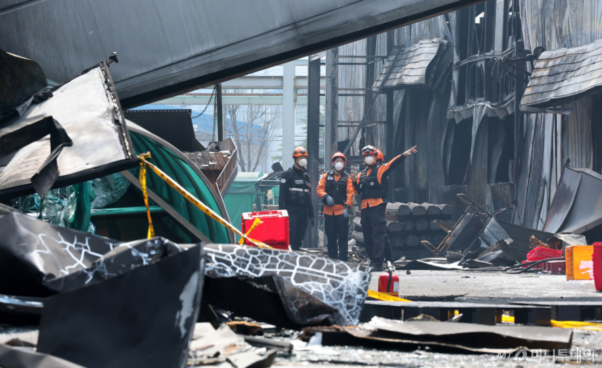 (24일 오전 사상자 74명이 발생한 대전 안전공업 공장 화재 참사의 원인을 밝히기 위해 안전보건공단, 노동당국, 소방이 현장 감식을 진행하고 있다./사진=뉴스1.