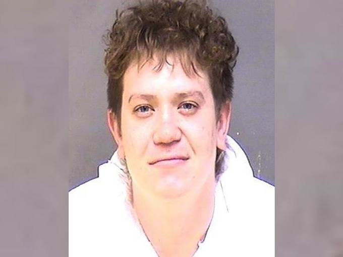 22일(이하 현지시간) 밤 미국 메릴랜드주 라플라타에서 동갑내기 친구 브래드릭 마이클 웰스를 살해한 혐의를 받는 사지절단 장애인 콘홀 선수 데이턴 제임스 웨버의 체포 당시 모습./사진=알베말 카운티 경찰서