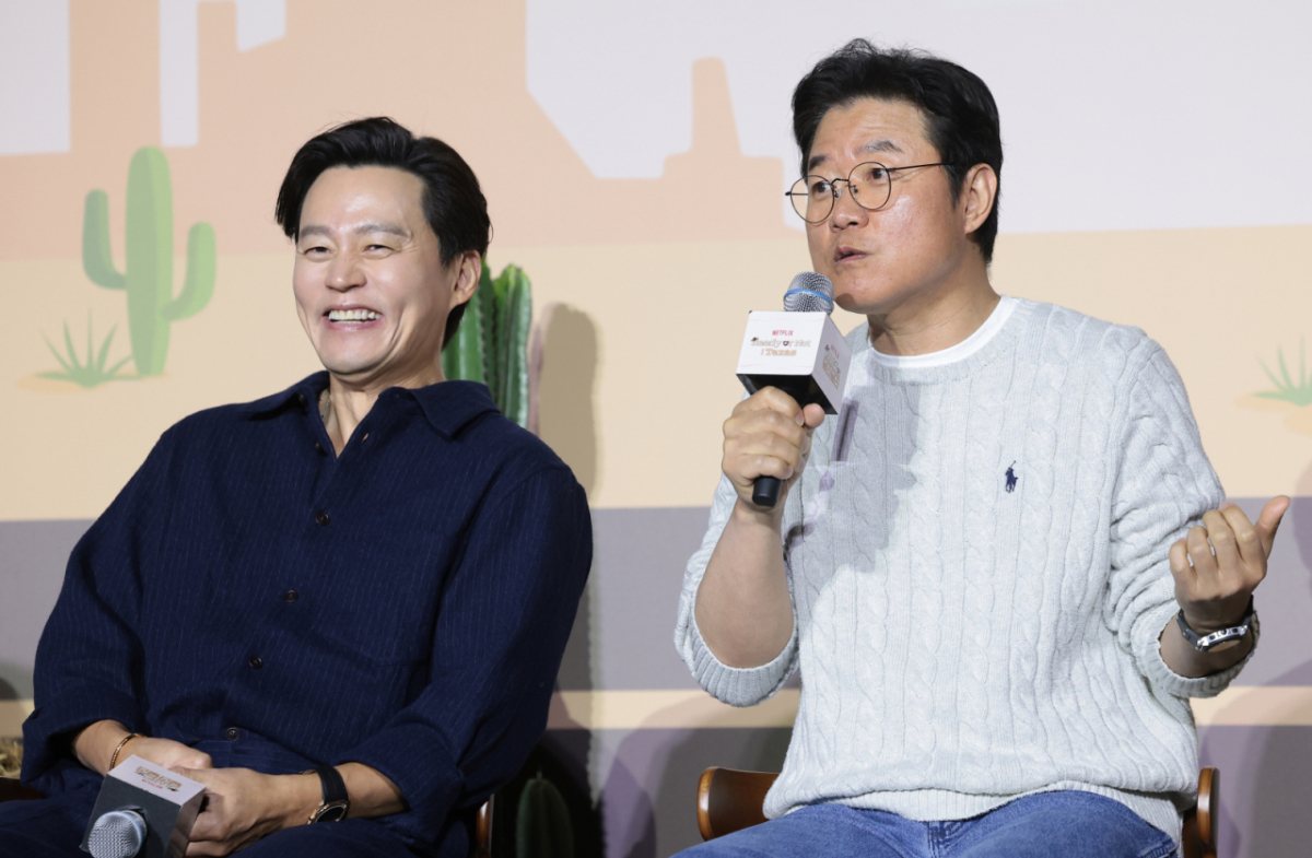 나영석 PD(오른쪽)가 24일 오전 서울 용산구 CGV용산아이파크몰에서 열린 넷플릭스 예능 '이서진의 달라달라' 제작발표회에 참석해 이서진(왼쪽)과의 촬영 뒷 이야기를 전하고 있다. /사진=뉴스1