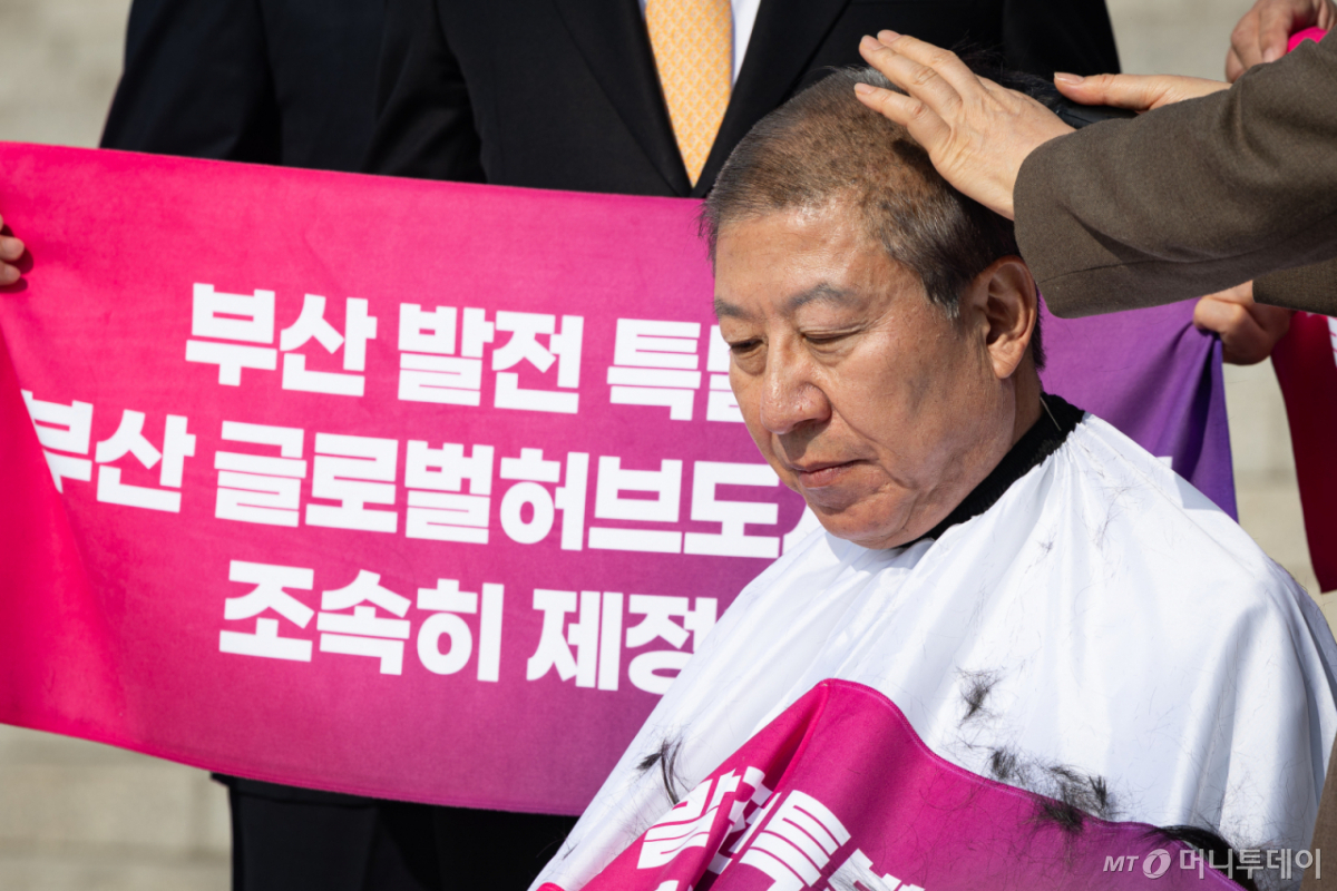 (서울=뉴스1) 유승관 기자 = 박형준 부산시장이 23일 서울 여의도 국회 본관 앞에서 '부산 글로벌허브도시 조성에 관한 특별법안' 제정을 촉구하며 삭발하고 있다. 2026.3.23/뉴스1  Copyright © 뉴스1. All rights reserved. 무단 전재 및 재배포,  AI학습 이용 금지. /사진=(서울=뉴스1) 유승관 기자