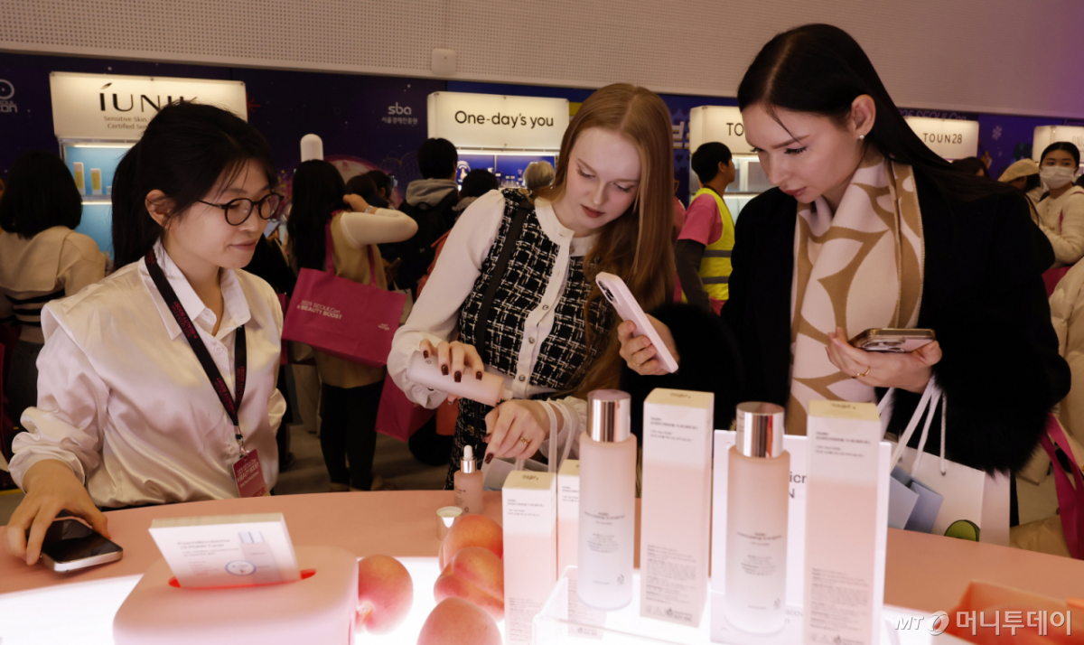 [서울=뉴시스] 김혜진 기자 = 29일 서울 중구 동대문디자인플라자(DDP)에서 열린 2025 서울콘 K뷰티부스트를 찾은 관람객들이 부스를 둘러보고 있다. 2025.12.29. /사진=김혜진