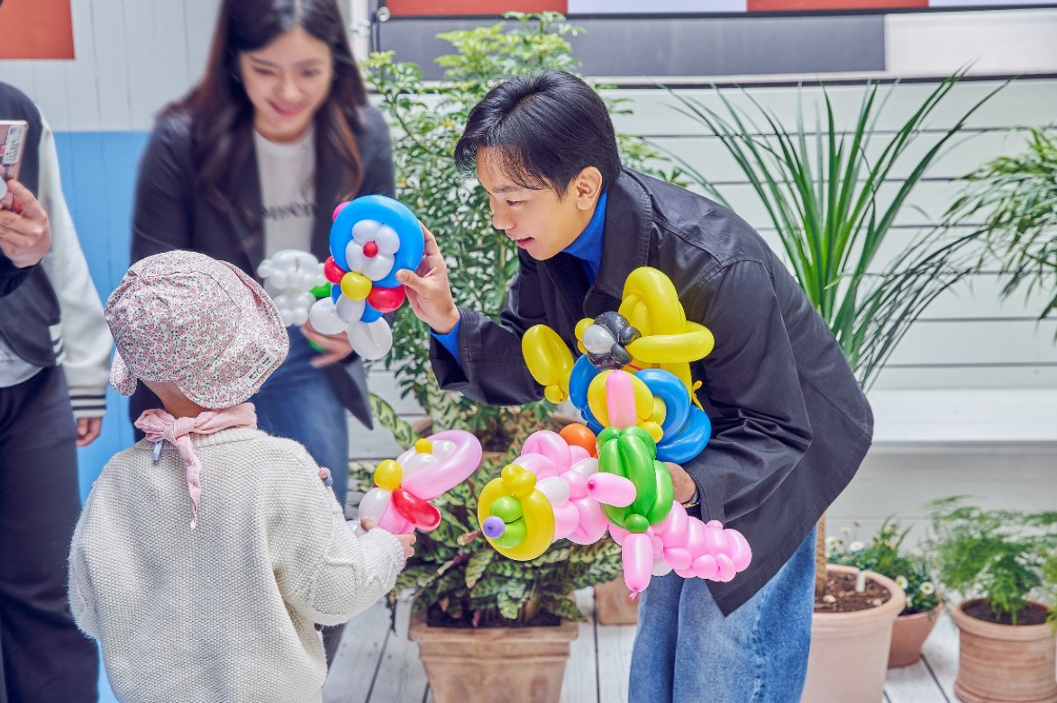 2023년 시몬스 그로서리 스토어 청담에서 열린 삼성서울병원 환아 가족 초청행사에서 안정호 시몬스 대표가 아이들의 눈높이에 맞춰 풍선을 건네고 있는 모습. /사진제공=시몬스