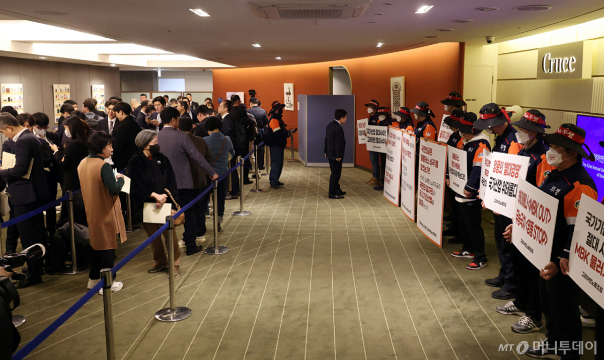 (서울=뉴스1) 최지환 기자 = 24일 서울 중구 코리아나호텔에서 열린 고려아연 정기 주주총회를 찾은 노조 조합원들이 주총장 입구에서 피켓 시위를 하고 있다. (공동취재) 2026.3.24/뉴스1  Copyright © 뉴스1. All rights reserved. 무단 전재 및 재배포,  AI학습 이용 금지. /사진=(서울=뉴스1) 최지환 기자