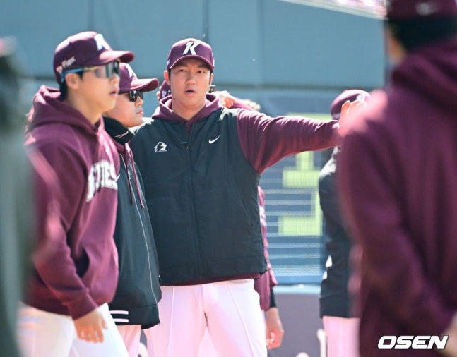 23일 잠실구장에서 훈련을 준비하는 안우진(가운데)