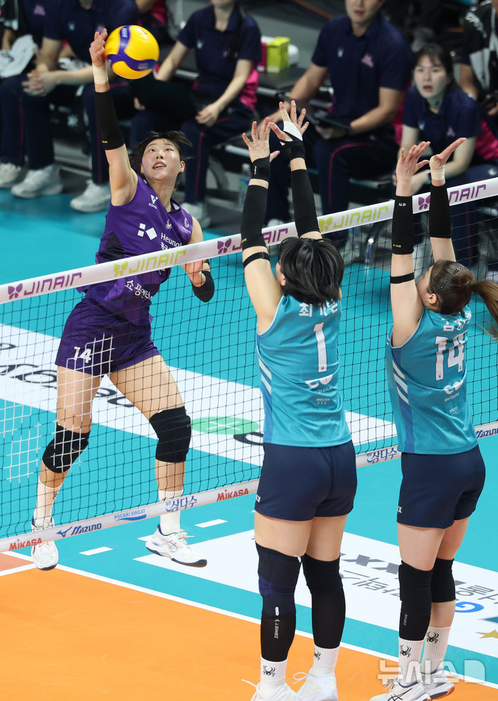 정윤주(왼쪽)가 공격을 시도하고 있다. /사진=뉴시스