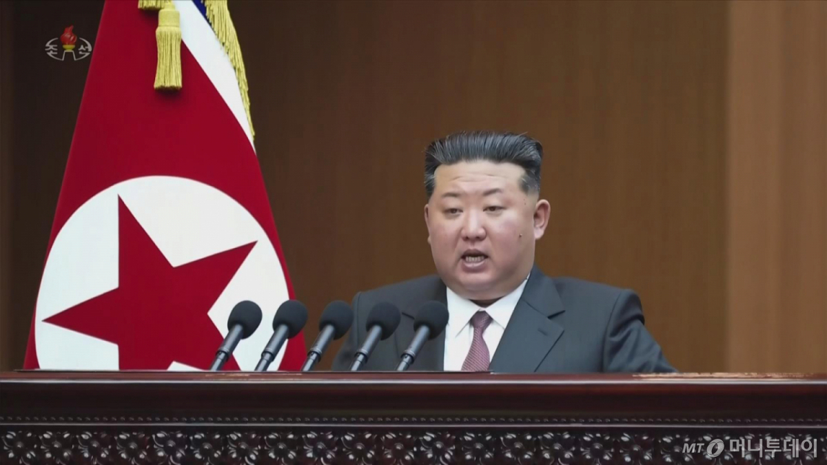 북한 조선중앙TV는 지난 23일 평양의사당에서 최고인민회의 제15기 1차회의 2일회의를 개최했다고 24일 보도했다. 김정은 국무위원장은 시정연설에서 "우리 공화국을 건드리는 한국의 행위에 대해서는 추호의 고려나 사소한 주춤도 없이 무자비하게 그 대가를 치르게 하겠다"며 "한국을 가장 적대적인 국가로 공인하고 가장 명백한 언사와 행동으로 철저히 배척하고 무시하면서 다루어나갈 것"이라고 밝혔다. /사진=조선중앙TV 캡처