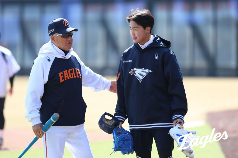 한화 이글스 김경문(왼쪽) 감독과 정우주. /사진=한화 이글스 제공