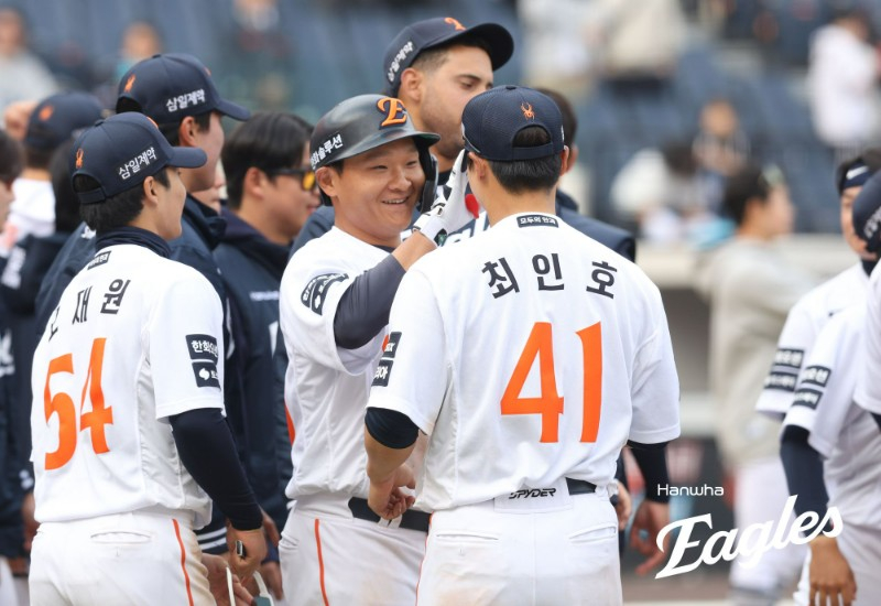 한화 김태연이 24일 대전 한화생명 볼파크에서 열린 NC 다이노스와 2026 신한 SOL KBO 리그 시범경기 마지막 경기에서 9회 끝내기 투런포를 친 뒤 동료들과 함께 기쁨을 나누고 있다. /사진=한화 이글스 제공