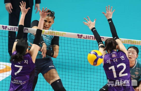 스파이크하는 실바. /사진=뉴시스