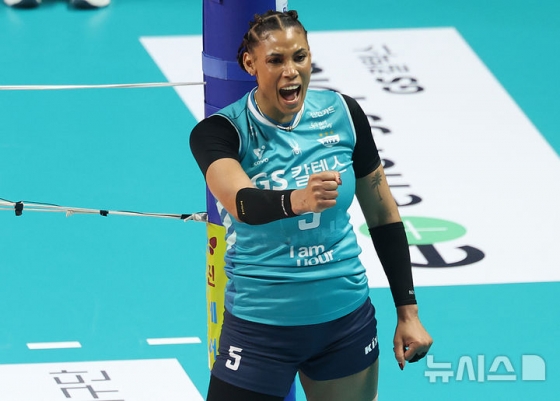 GS칼텍스 아포짓 스파이커 실바가 24일 오후 7시 서울 장충체육관에서 열린 '2025~26시즌 진에어 V-리그' 여자부 준플레이오프(PO)에서 공격 성공 후 포효하고 있다. /사진=뉴시스