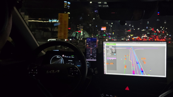 카카오모빌리티 '서울자율차' 운전석에 장착된 엔지니어링 정보 화면/사진제공=카카오모빌리티