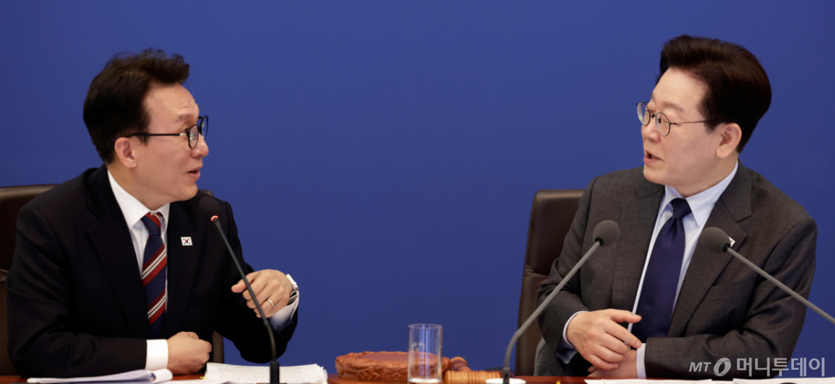 (서울=뉴스1) 허경 기자 = 이재명 대통령이 24일 청와대에서 열린 국무회의에서 김민석 국무총리와 대화하고 있다. (청와대통신사진기자단) 2026.3.24/뉴스1  Copyright © 뉴스1. All rights reserved. 무단 전재 및 재배포,  AI학습 이용 금지. /사진=(서울=뉴스1) 허경 기자